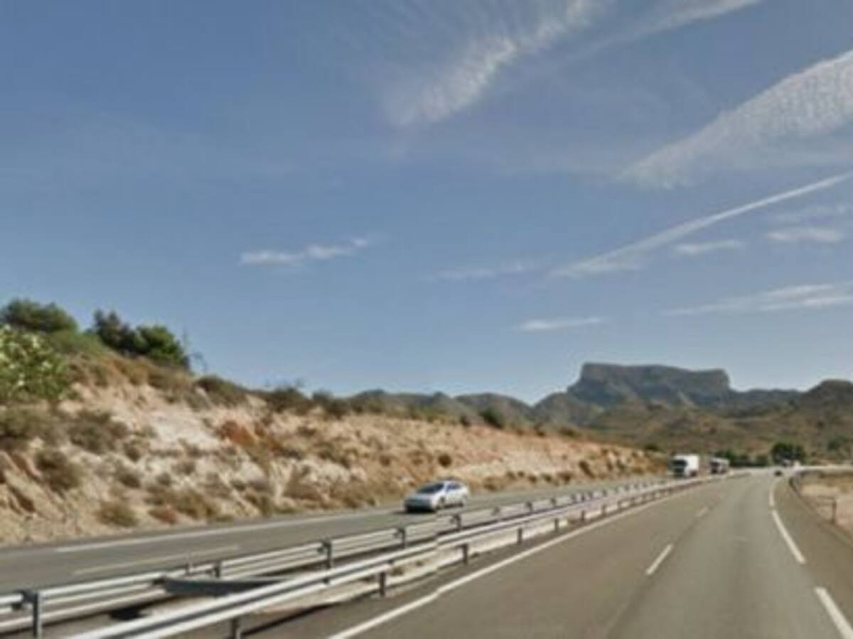 Novelda presencia un accidente con tres vehículos y una motocicleta implicados