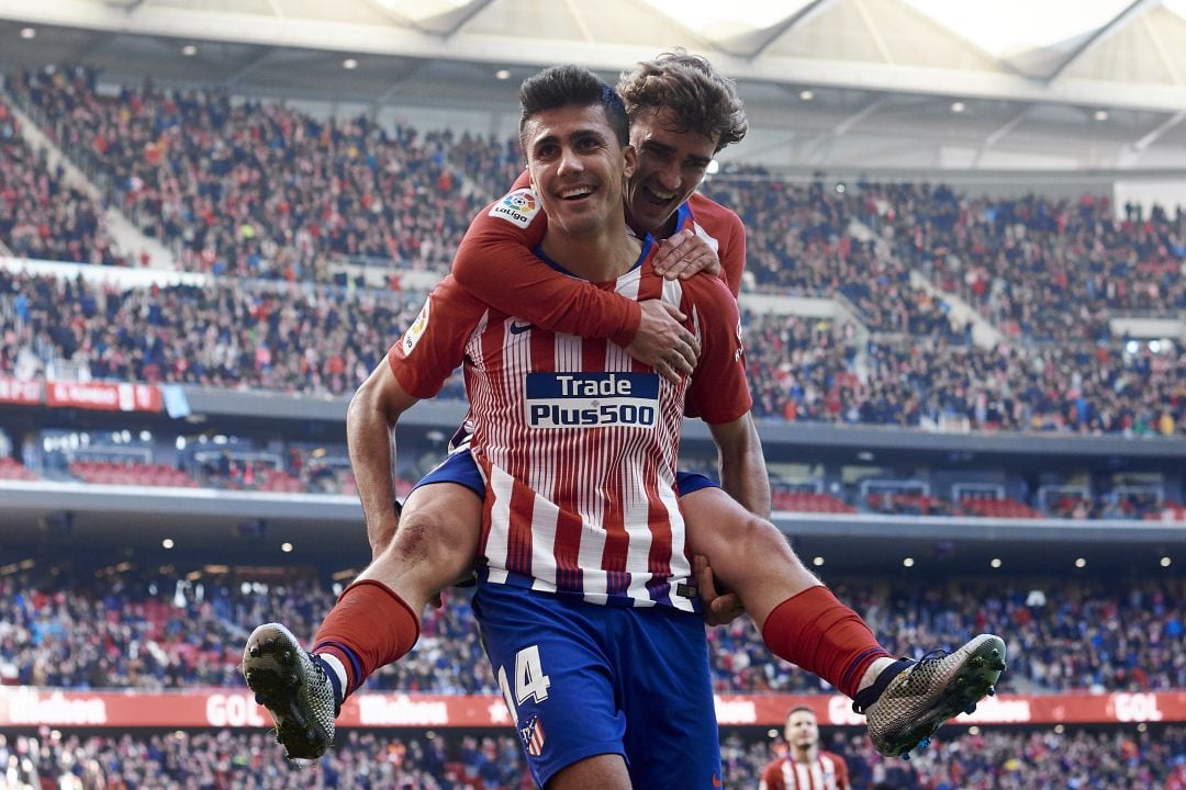 Rodrigo y Griezmann, en un partido del Atlético.