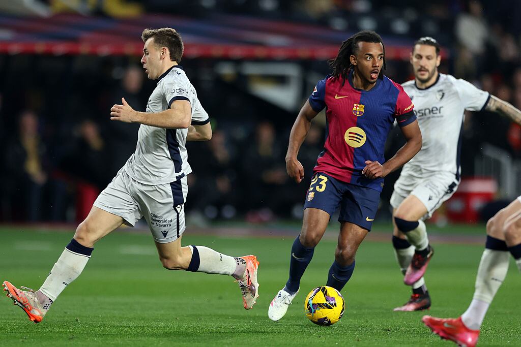 Koundé en el partido de LaLiga EA Sports entre el FC Barcelona y el CA Osasuna.