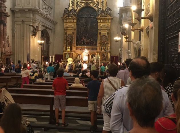 Colas en la Parroquia del Sagrario durante el besamanos a la Virgen de La Victoria