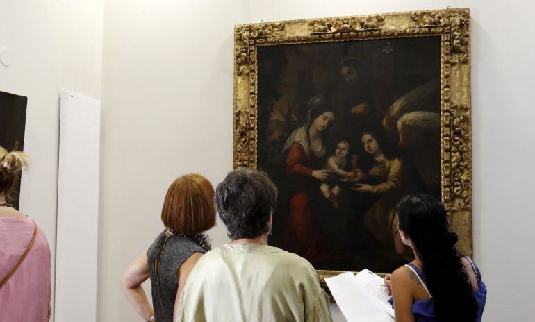 Un grupo de periodistas observa una obra de Murillo, durante la presentación de la exposición &quot;Murillo y la Escuela Sevillana&quot;, que muestra el único cuadro del autor que se conserva en Gipuzkoa y que inaugura una de las salas de exposiciones temporales de