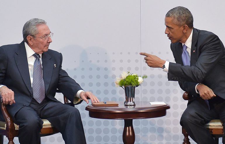 Castro y Obama se reúnen. El presidente cubano asegura a Obama que está “dispuesto a hablar de todo”. El líder estadounidense considera que “era el momento” de intentar “algo nuevo” en la relación con Cuba.  