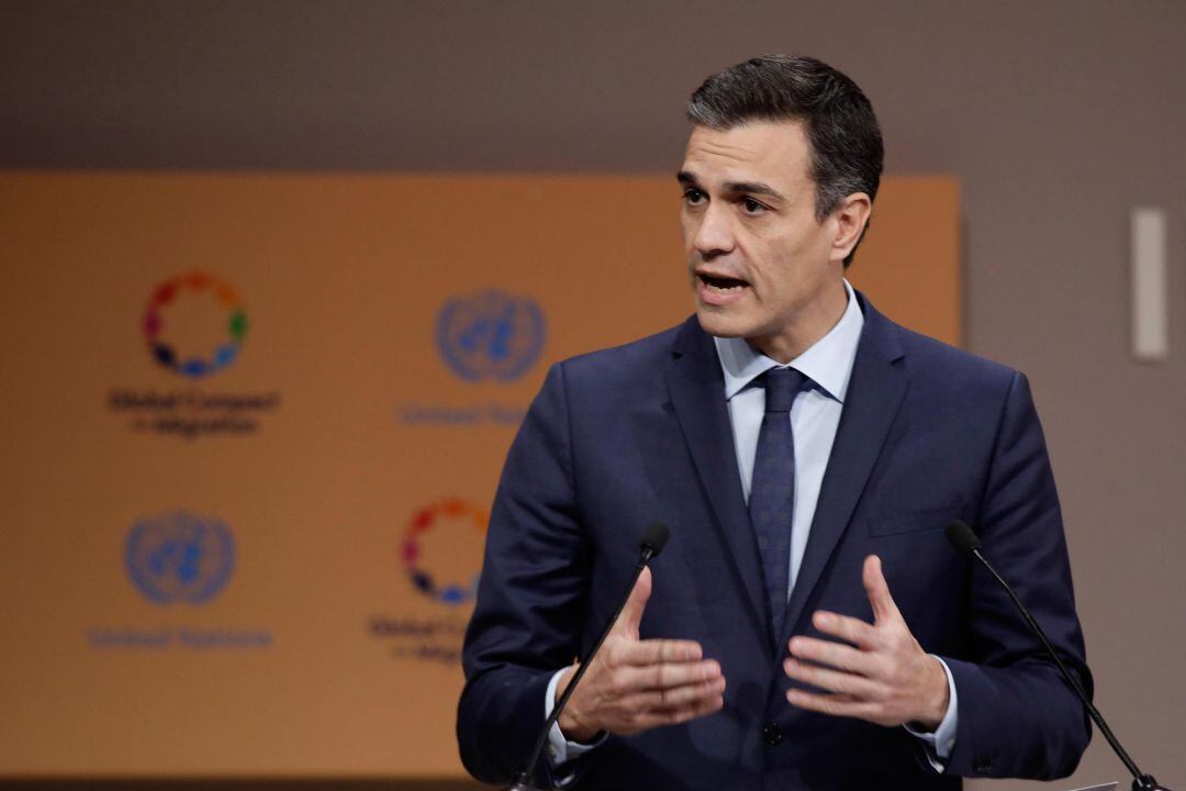 El presidente del Gobierno español, Pedro Sánchez, pronuncia su discurso durante la conferencia intergubernamental de la ONU organizada en la ciudad marroquí de Marrakech