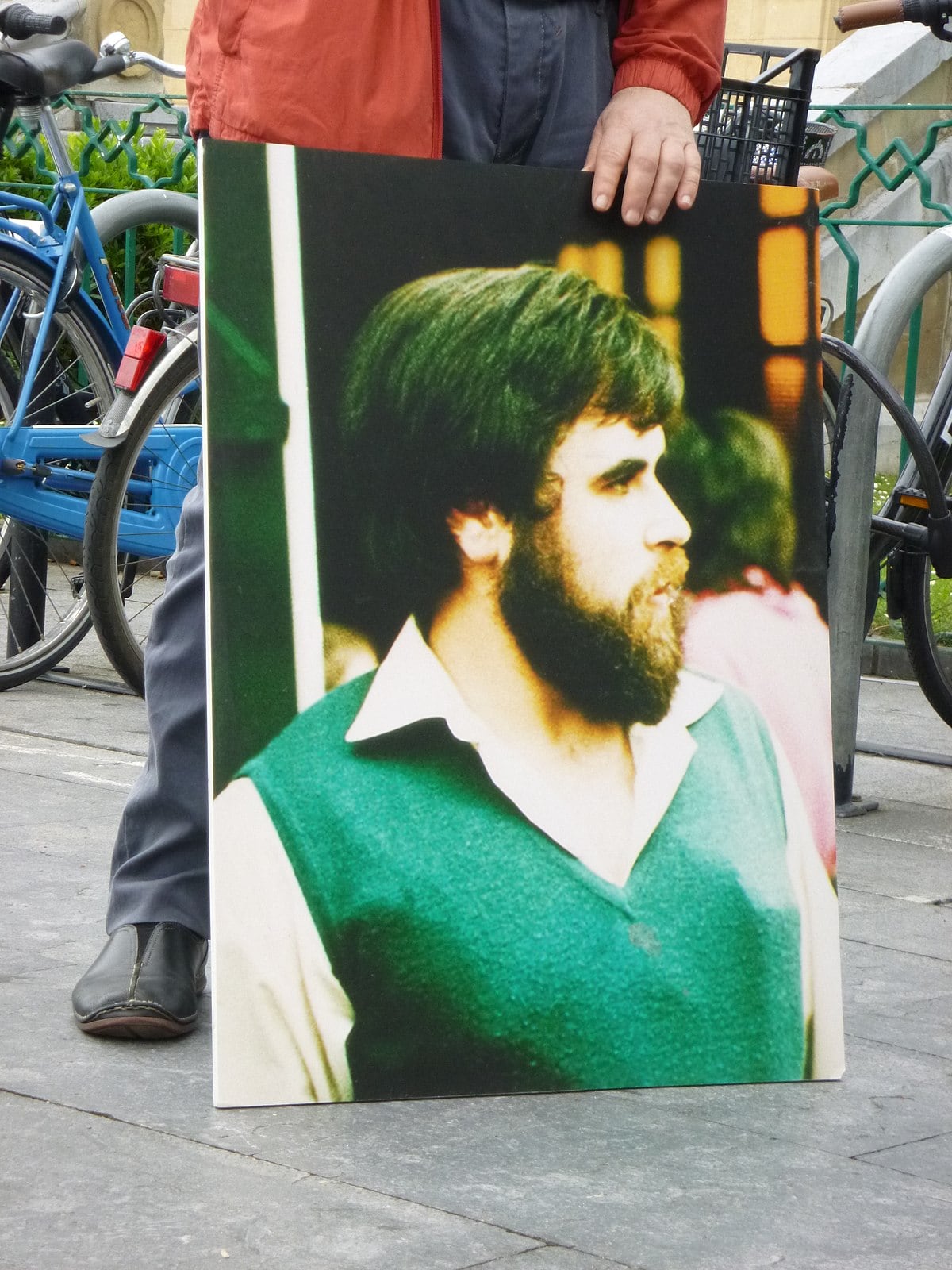 Un manifestante porta un retrato de Mikel Zabalza