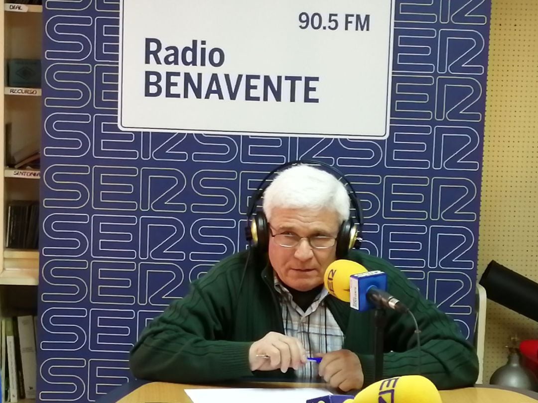 El portavoz de Ahora Decide, José Luis Ferrero en los estudios de Radio Benavente
