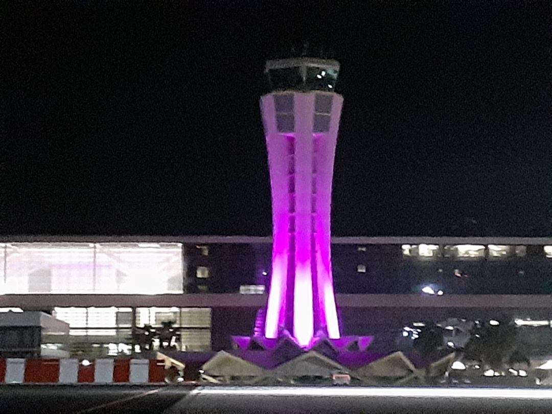 Torre de control de Málaga iluminada en color violeta 