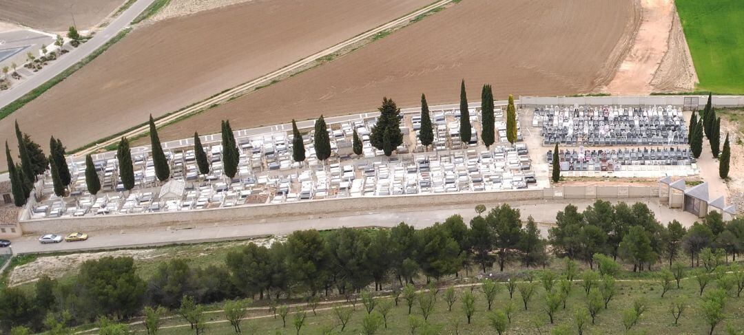 Cementerio con los cipreses de la entrada que se eliminarán