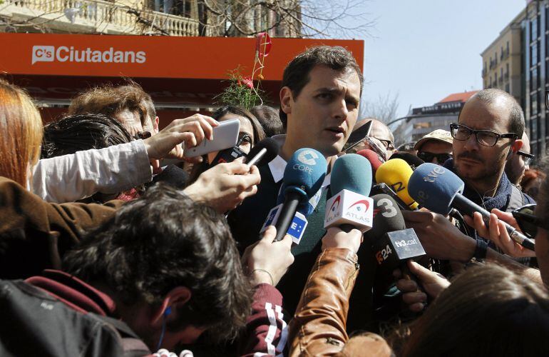 El presidente de Ciudadanos, Albert Rivera, atiende a los medios en la Feria del libro con motivo de la Diada de Sant Jordi.