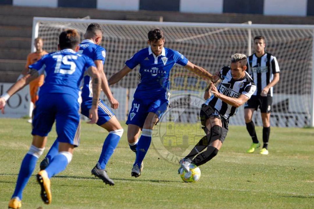 Manu Molina ante el Marbella.