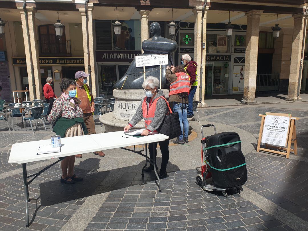 Recogida de firmas en la Calle Mayor de Palencia de la Coordinadora en defensa de las pensiones