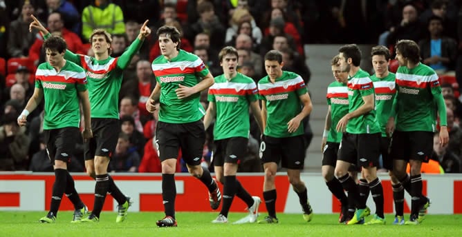 Los jugadores de Athletic de Bilbao celebran después de una anotación ante Manchester United