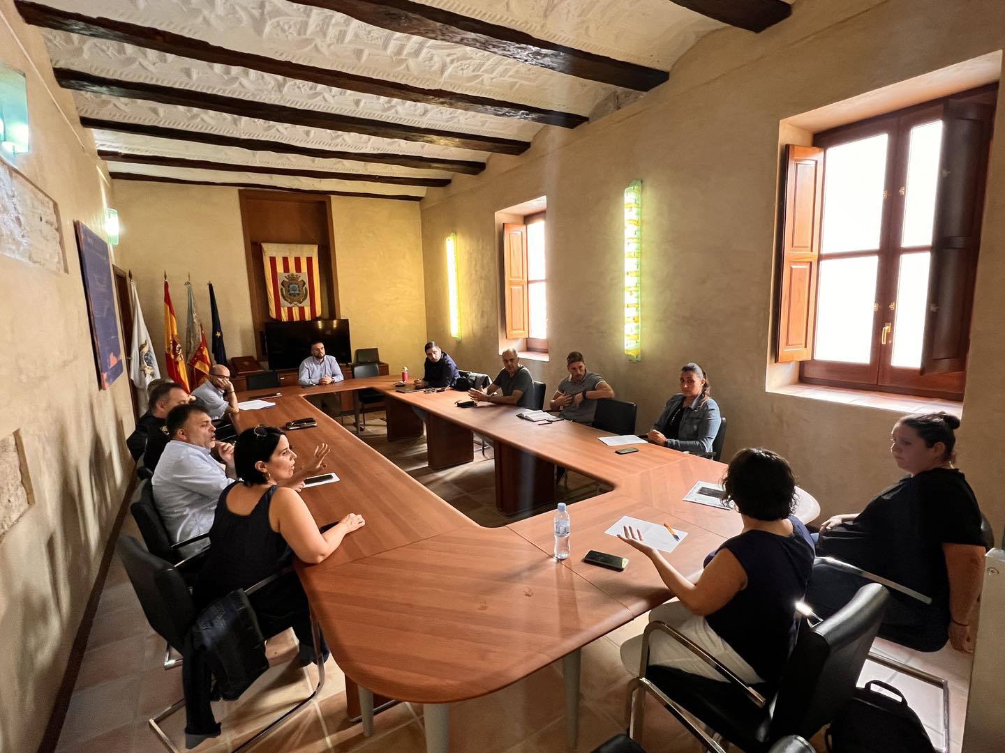 Imatge de la reunió a alcaldia per prendre mesures contra l'ocupació