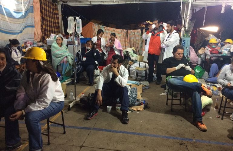 Grupo de médicos voluntarios en un momento de descanso durante las tareas de rescate