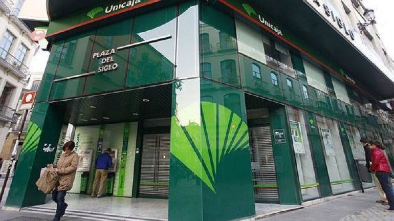 Una de las sucursales de Unicaja Banco