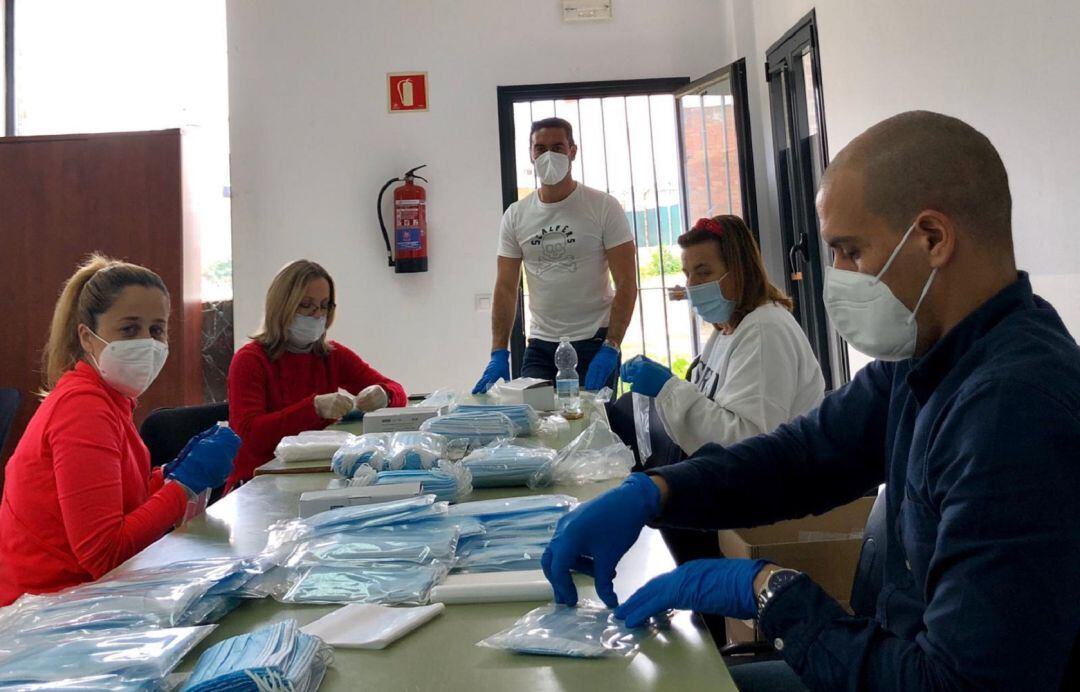 Reparto de mascarillas en Los Barrios.