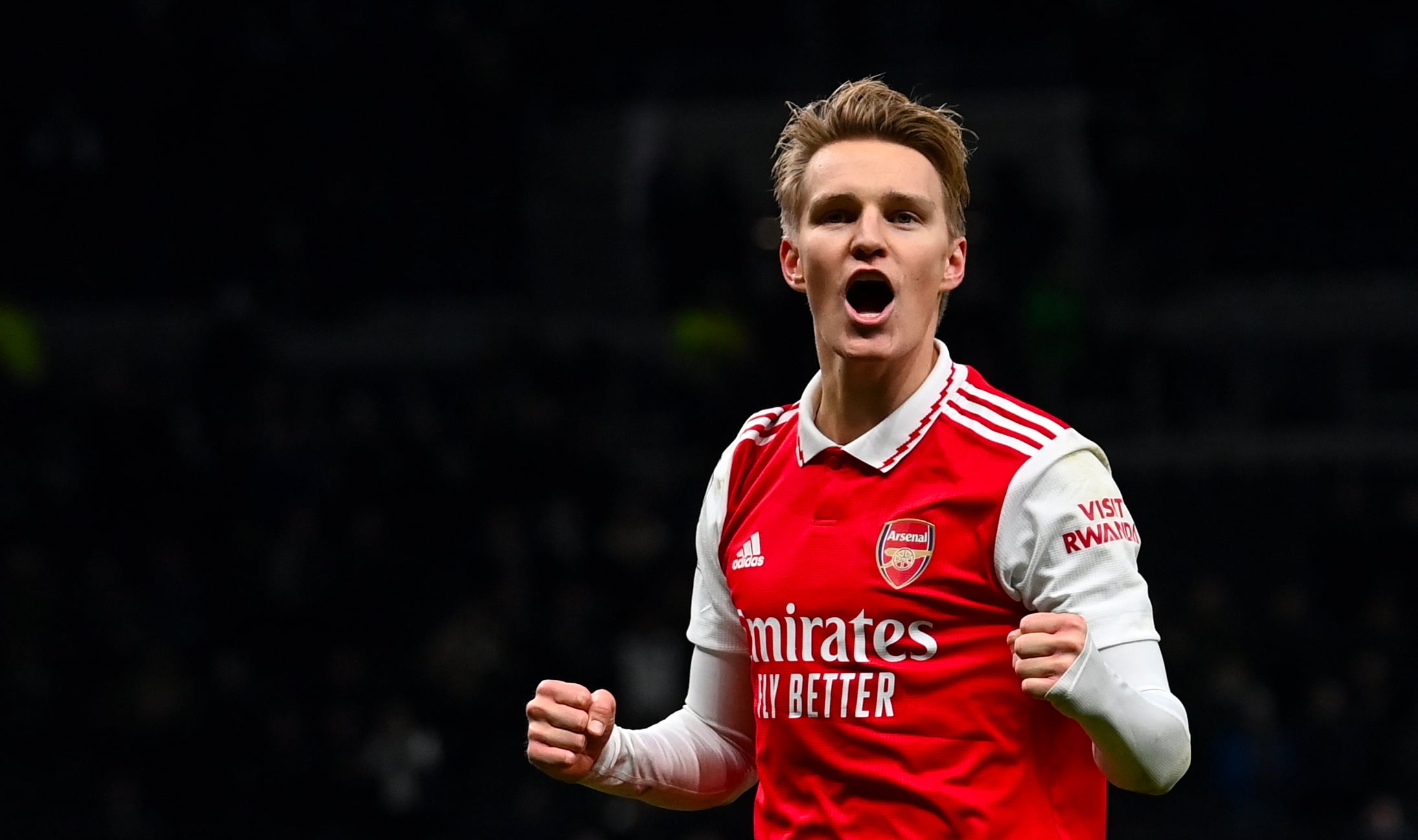 Martin Odegaard celebra un gol con el Arsenal