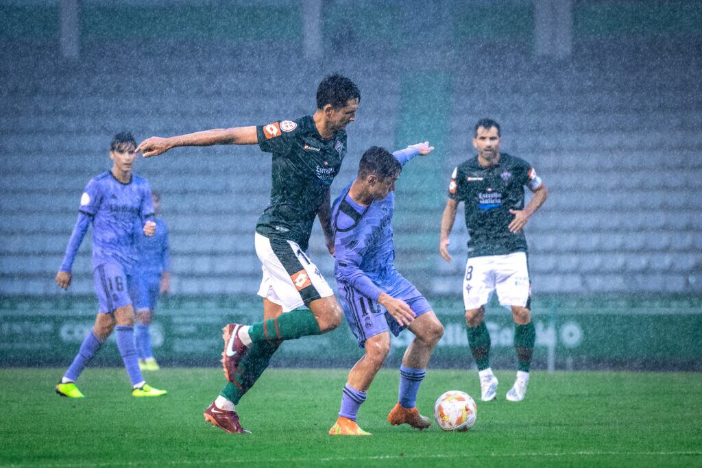 David Castro, en una jugada del Racing-Real Madrid Castilla en A Malata (foto: Mijanphoto Sports / Racing de Ferrol)