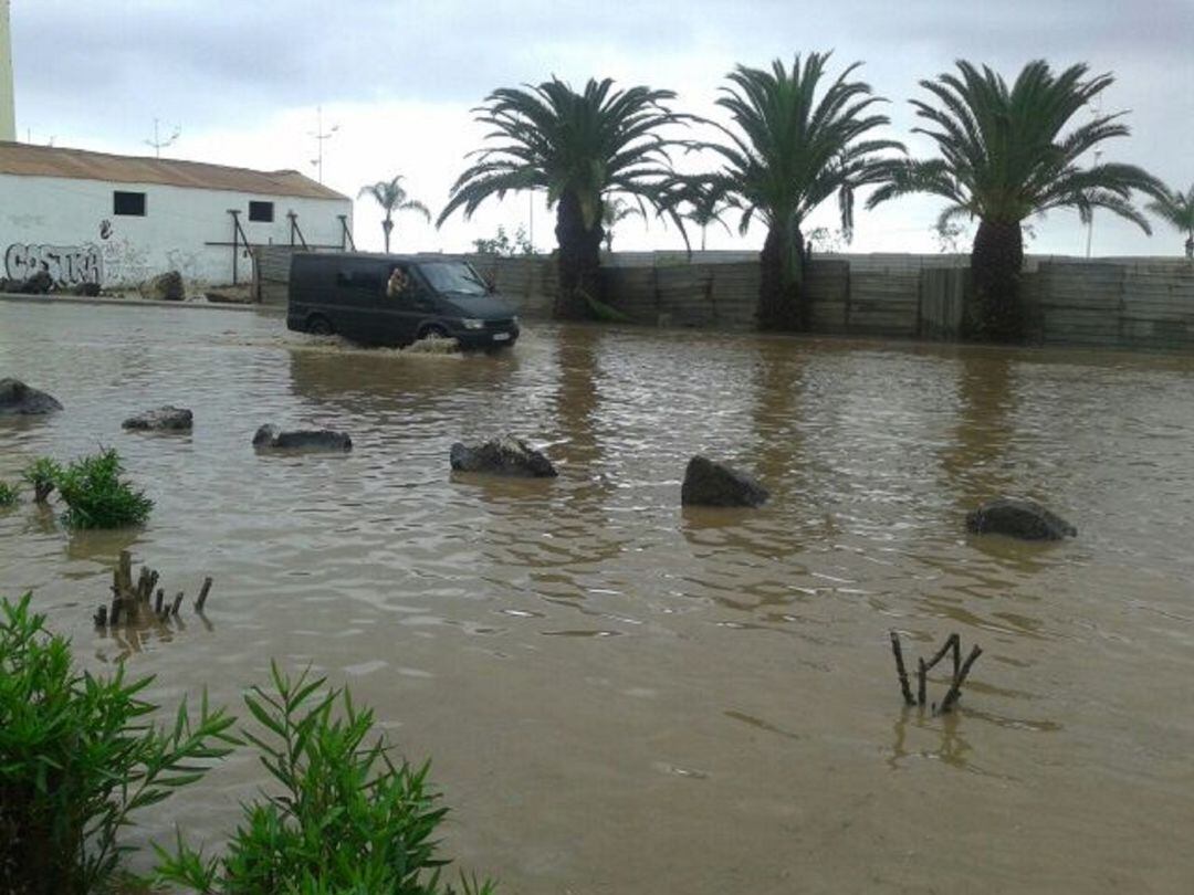 Imagen de archivo de la inundación en la entrada y salida de Arrecife por la calle Manolo Millares.