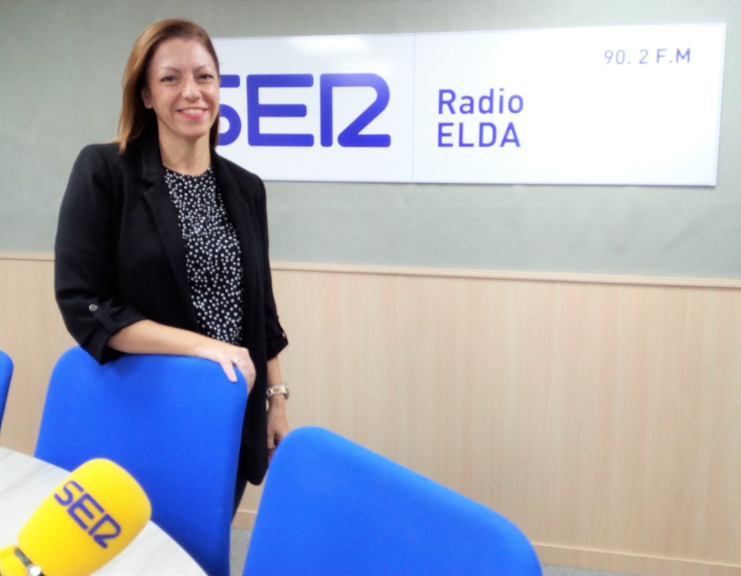 Debla García, responsable comunicación y marketing en ELMOVIL, en el estudio de Radio Elda