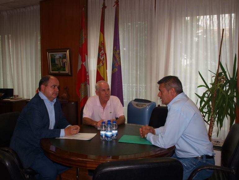 Reunión en la delegación territorial de la Junta de Castilla y León en Palencia con presencia del Alcalde de Monzón de Campos (Palencia)