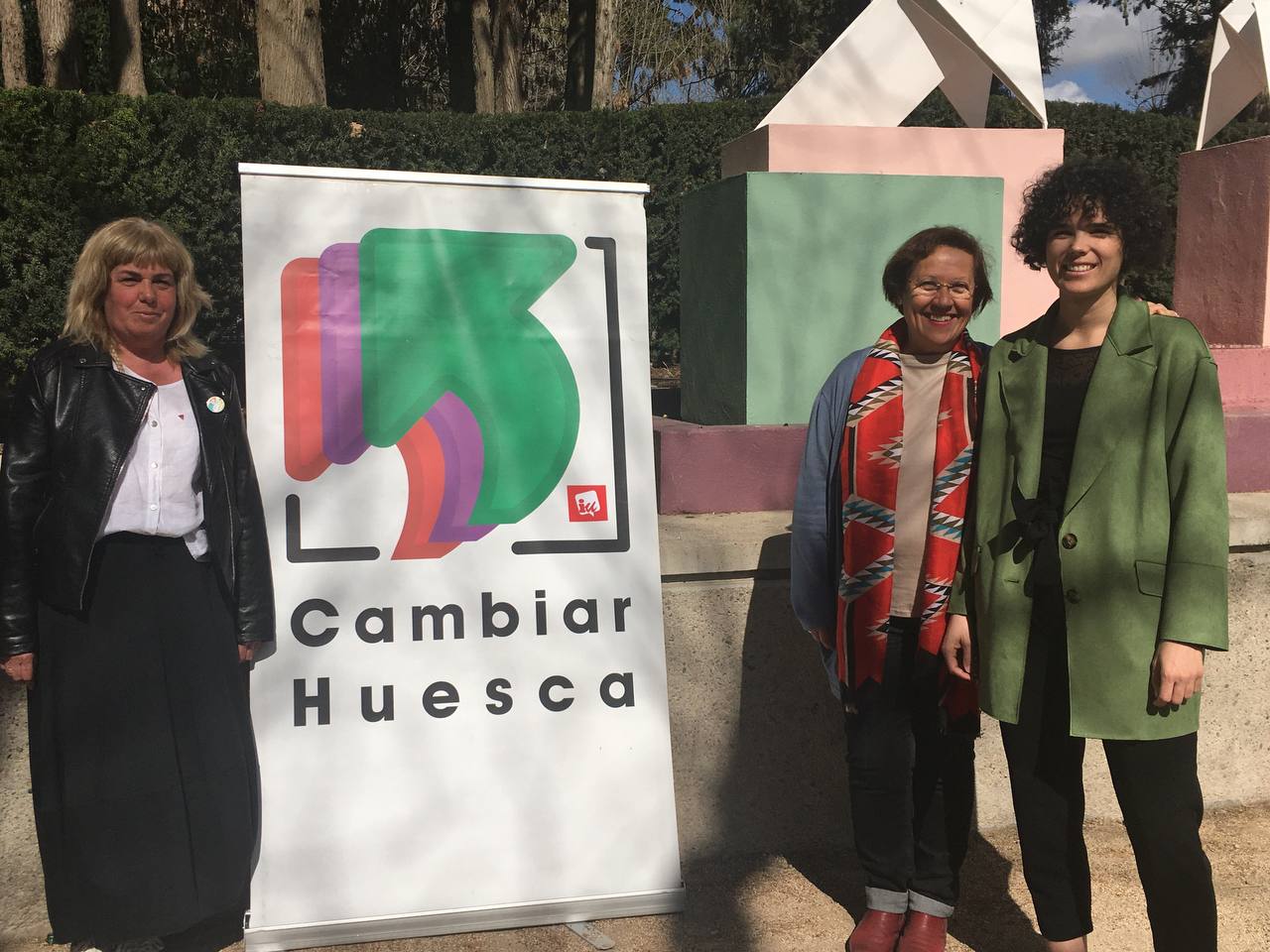 La candidata de Cambiar Huesca, Pilar Callén, junto a Charo Ochoa y Olinda Pardo