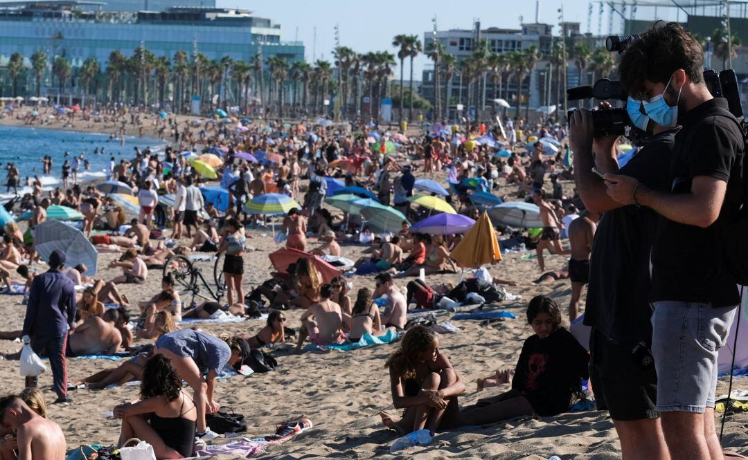 La playa de la Barceloneta, atestada de gente.