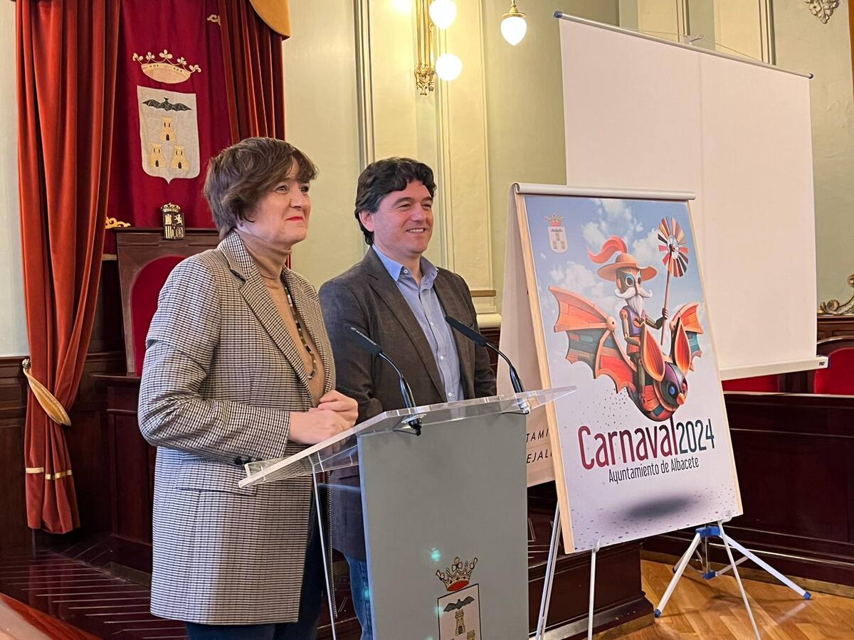 Un Quijote disfrazado de Batman y montado en un murciélago para invitar al Carnaval de Albacete