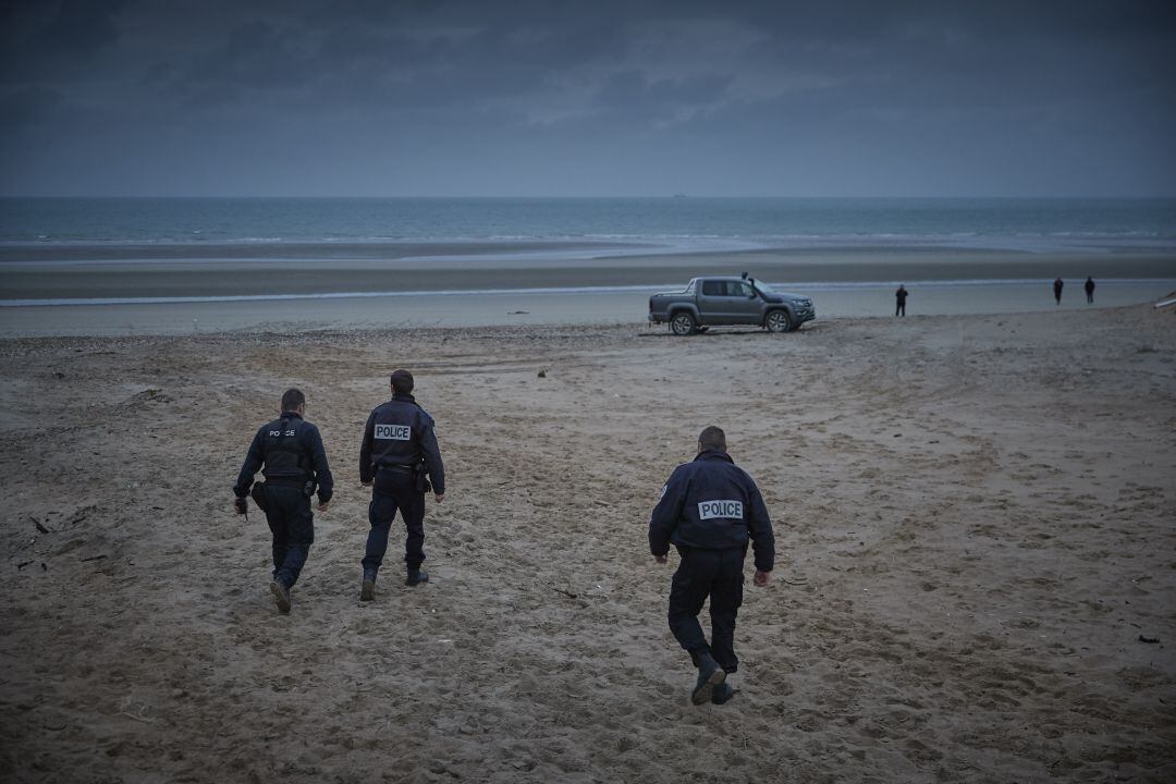 Una patrulla policial francesa, en la playa de Wimereux, este jueves.