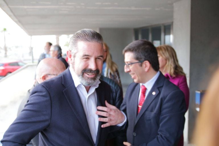 Javier García, en primer término. A su espalda, el secretario general del PSOE, Juan Chacón.