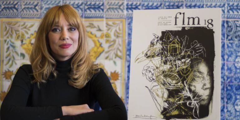 Paula Bonet posa junto a su obra, el cartel de la 77ª Feria del Libro de Madrid