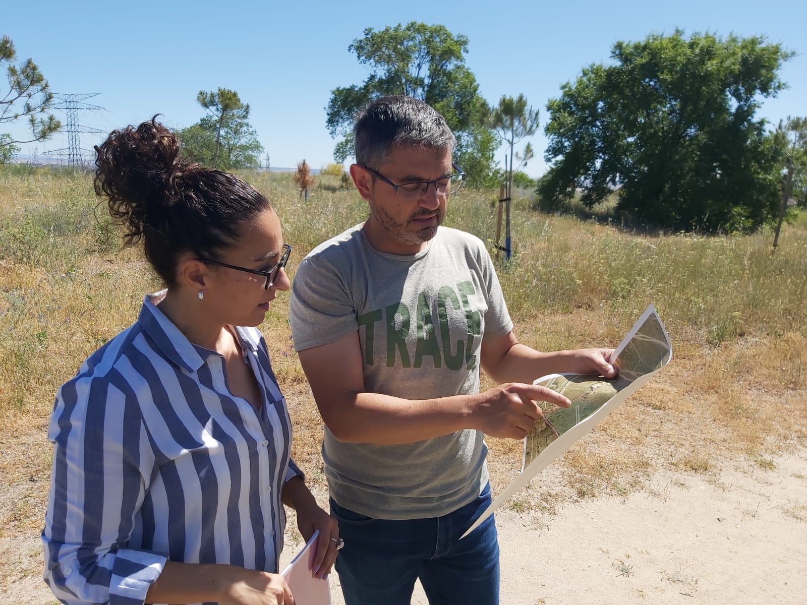 El vicealcalde de Alcobendas, Rafael Sánchez Acera y la concejal de Medio Ambiente, Cristina Martínez visitan el espacio en el que se desarrollará el nuevo parque forestal de Alcobendas