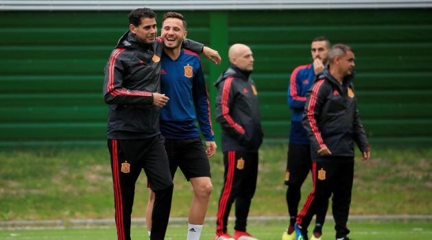 Saúl y Hierro, abrazados durante el entrenamiento del sábado