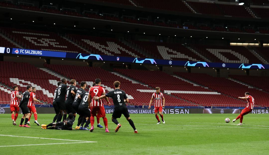 Héctor Herrera lanza una falta en el Wanda Metropolitano