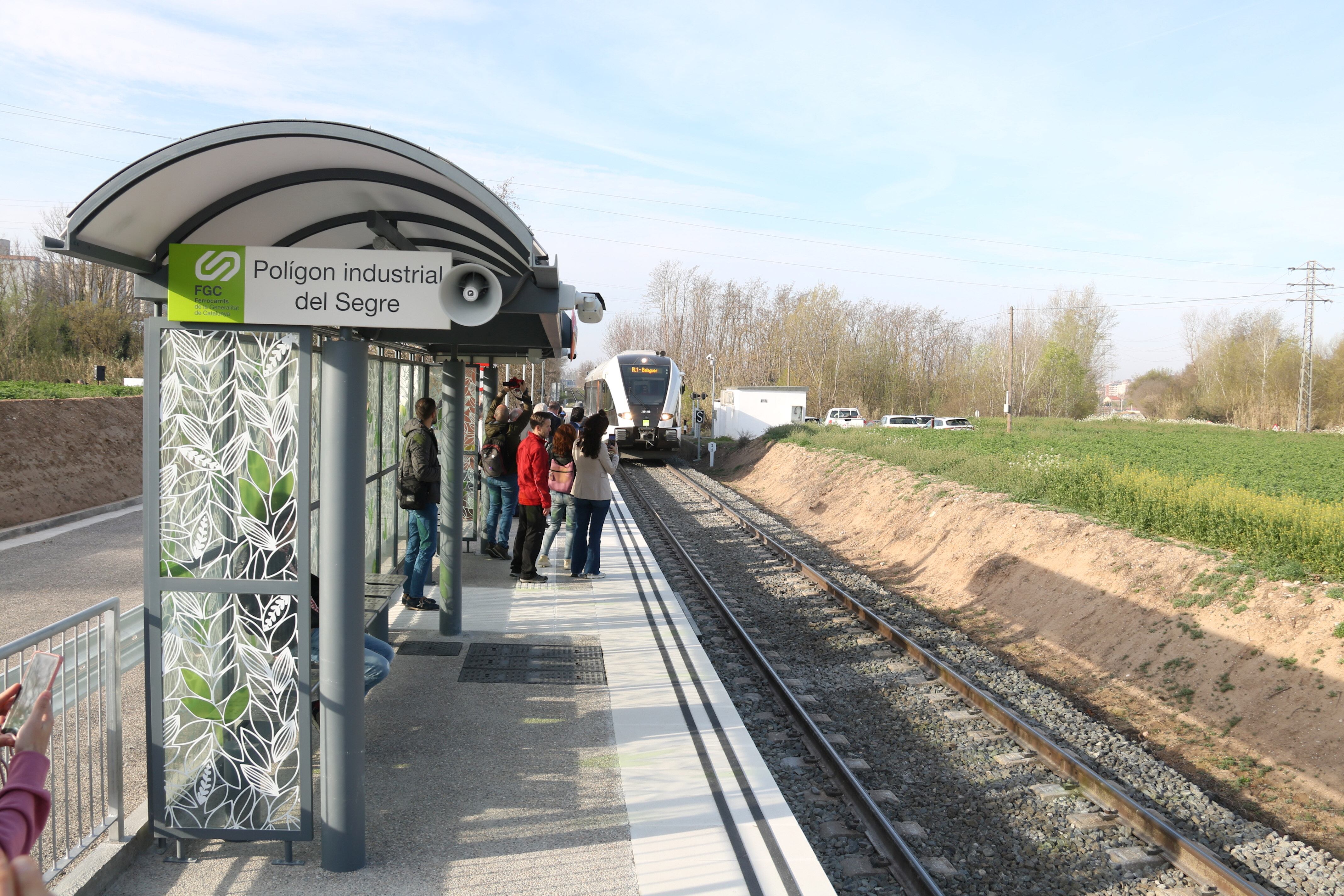 El moment en què el primer tren amb parada entrava avui a l'andana del baixador del polígon industrial El Segre. Foto: ACN.