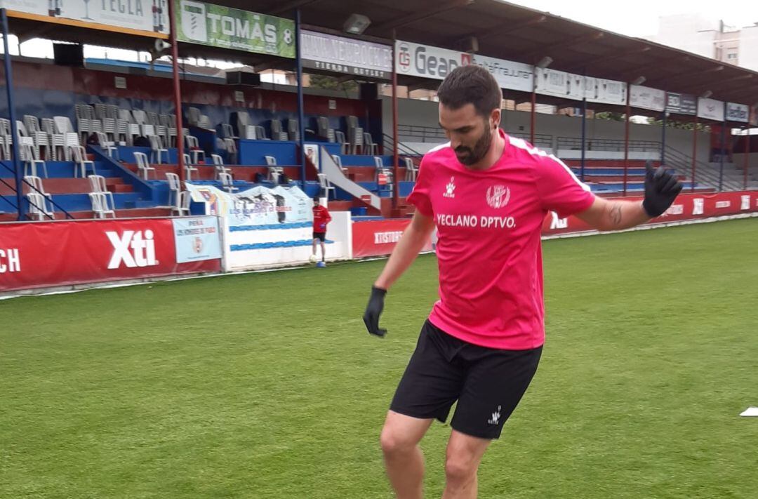 Iker Torre en un entrenamiento con el Yeclano