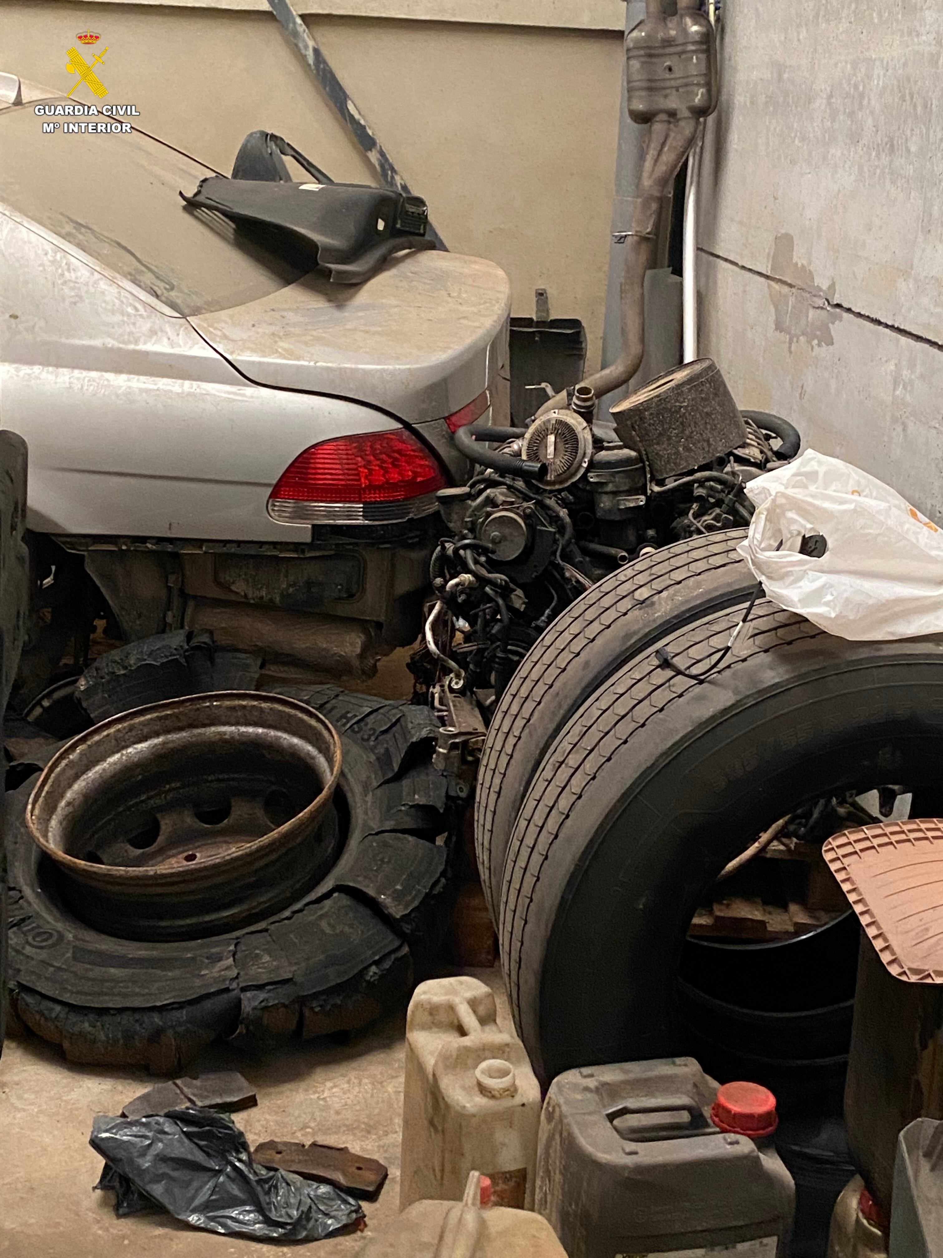 La Guardia Civil inspecciona un almacén-desguace clandestino en la Ribera Alta.