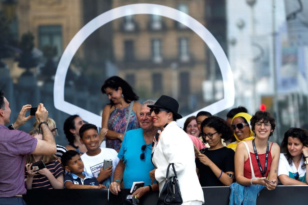 La actriz Rossy de Palma, se fotografía con fans esta tarde a su llegada al hotel que aloja a los invitados de la 66 edición del Festival Internacional de Cine de San Sebastián. 