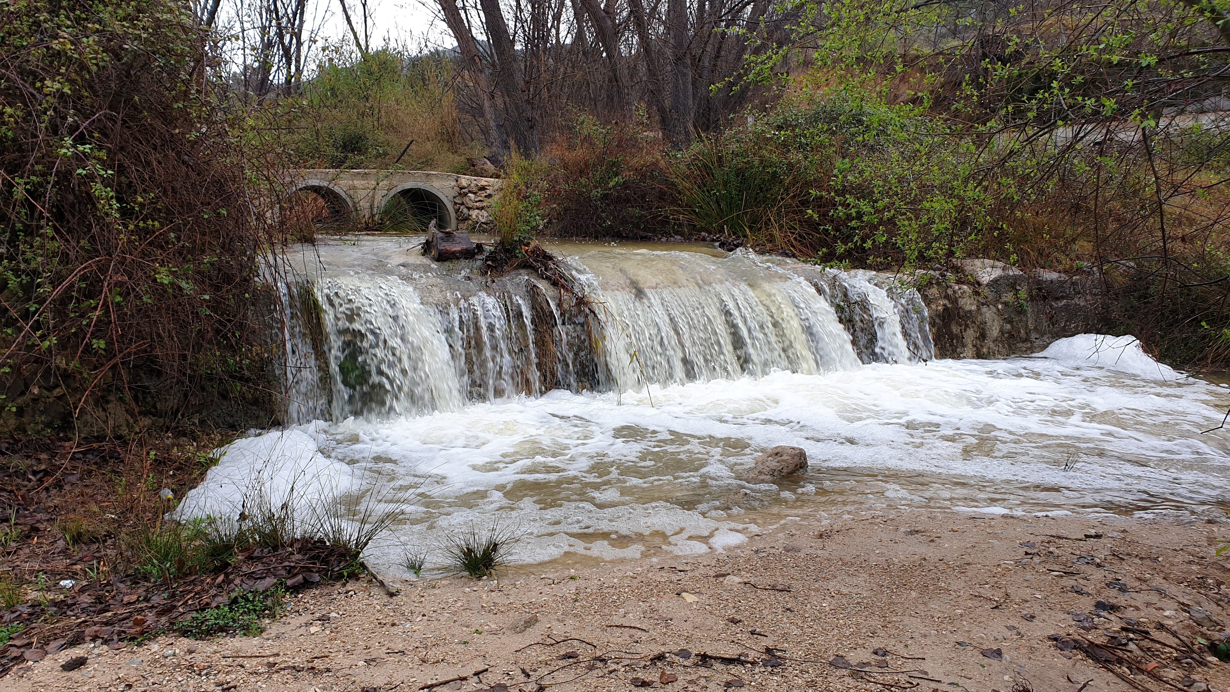 Imagen de la cascada en la Font del Quincet en Alcoy