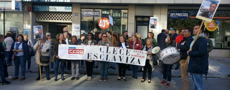 Protesta de las trabajadoras de CLECE, que cubre el servicio de ayuda a domicilio del Concello de A Coruña