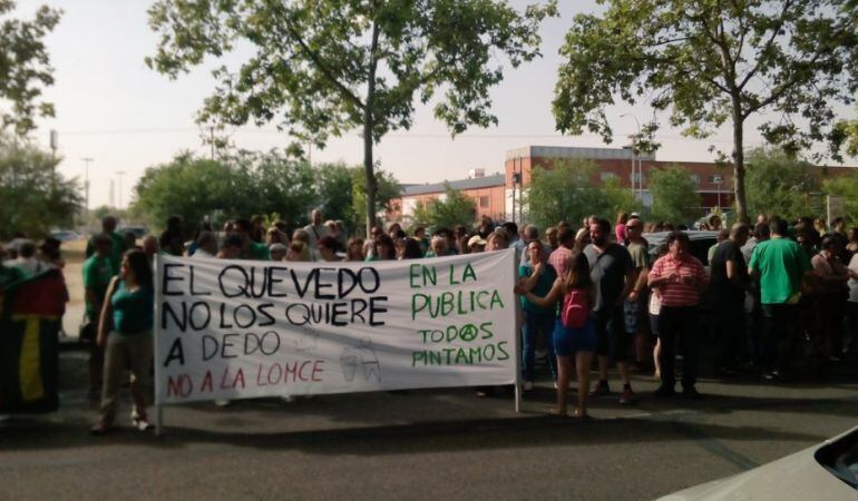 Decenas de personas se han concentrado frente a la DAT Sur en Leganés