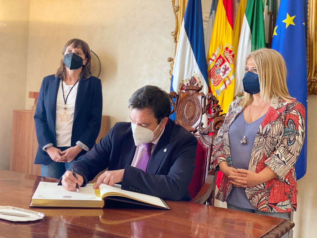 El secretario de Estado firmando en el libro de honor del Ayuntamiento