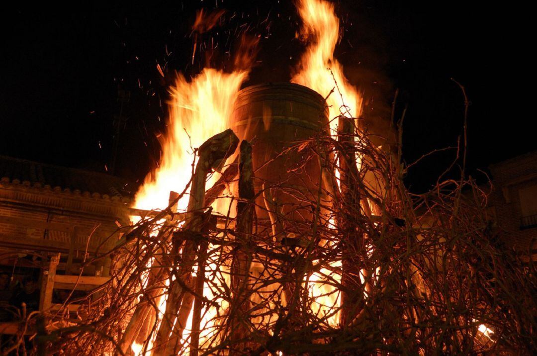 La Quema de la madre es una de las principales atracciones de la Fiesta de la Vendimia de Serrada