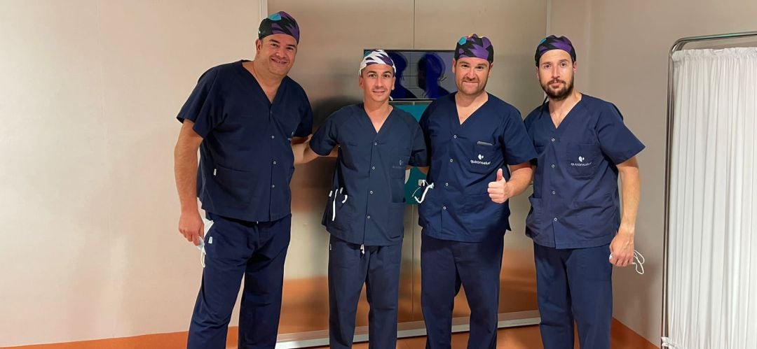 Jesús Rodríguez, comercial de la empresa Stryker; el doctor Gaspar Plaza Fernández; el doctor Soler y el doctor Alvar García de León García del Castillo