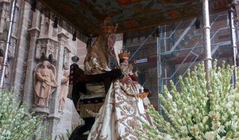 La Virgen de los Reyes tras salir por la Puerta de Palos de la Catedral