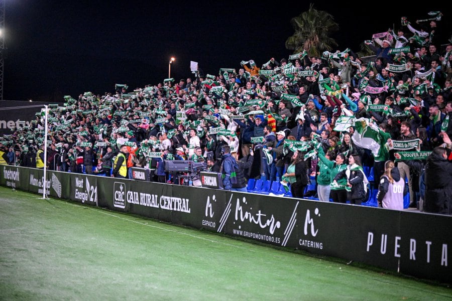 Unos mil seguidores del Elche apoyaron a su equipo en el estadio del Eldense