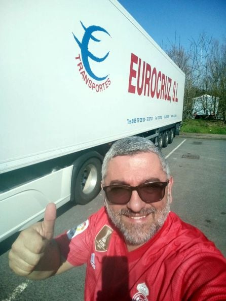 Emilio con el camión que conduce