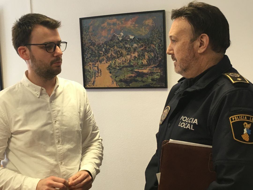 Fernando Portillo junto con el Jefe de Policía de Petrer en una imagen de archivo 