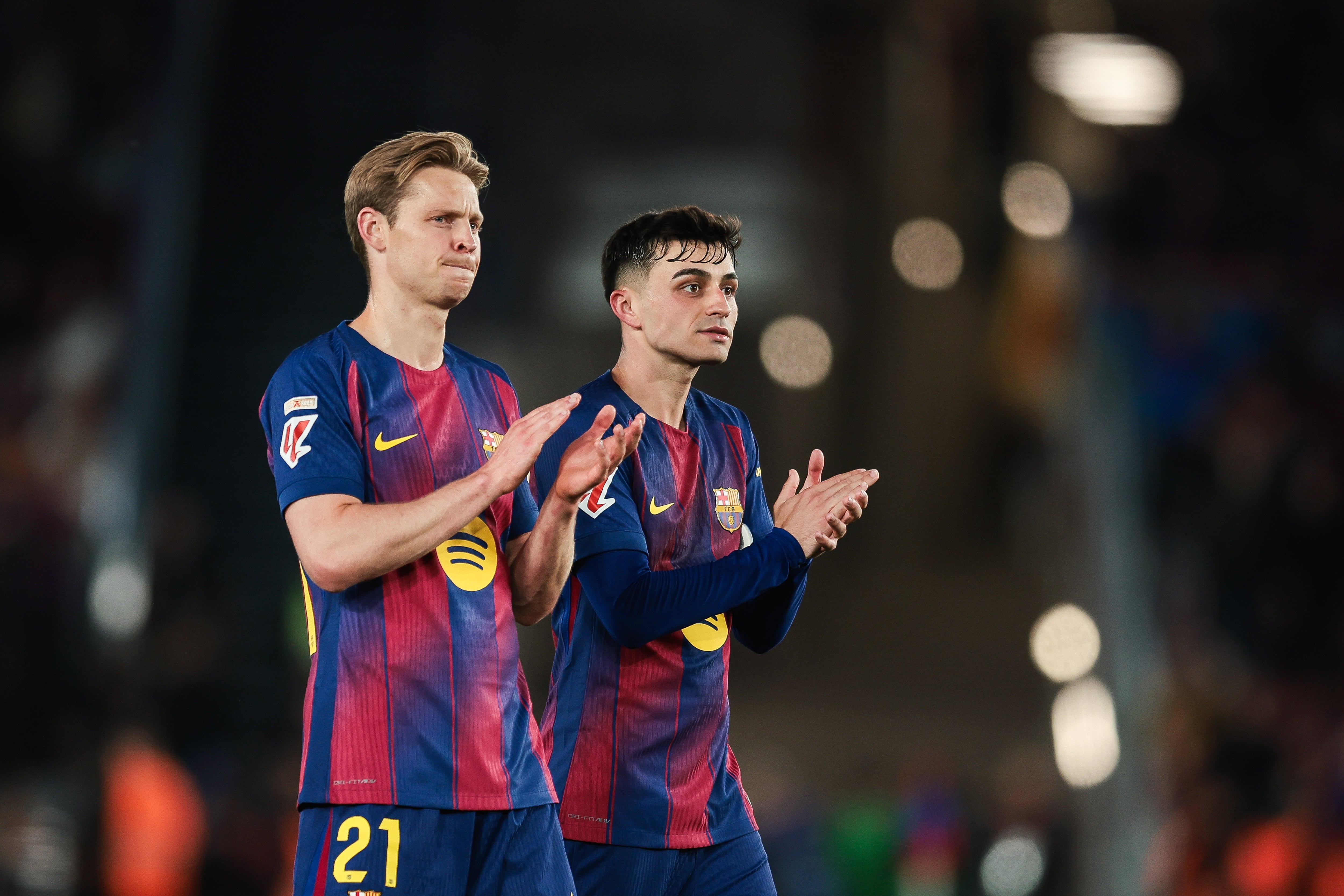 Frenkie De Jong aplaude junto a Pedri a la afición del Barça