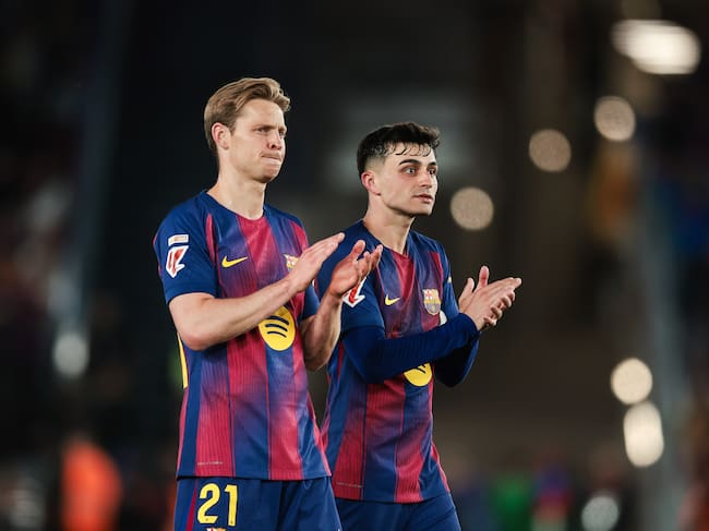 Frenkie De Jong aplaude junto a Pedri a la afición del Barça