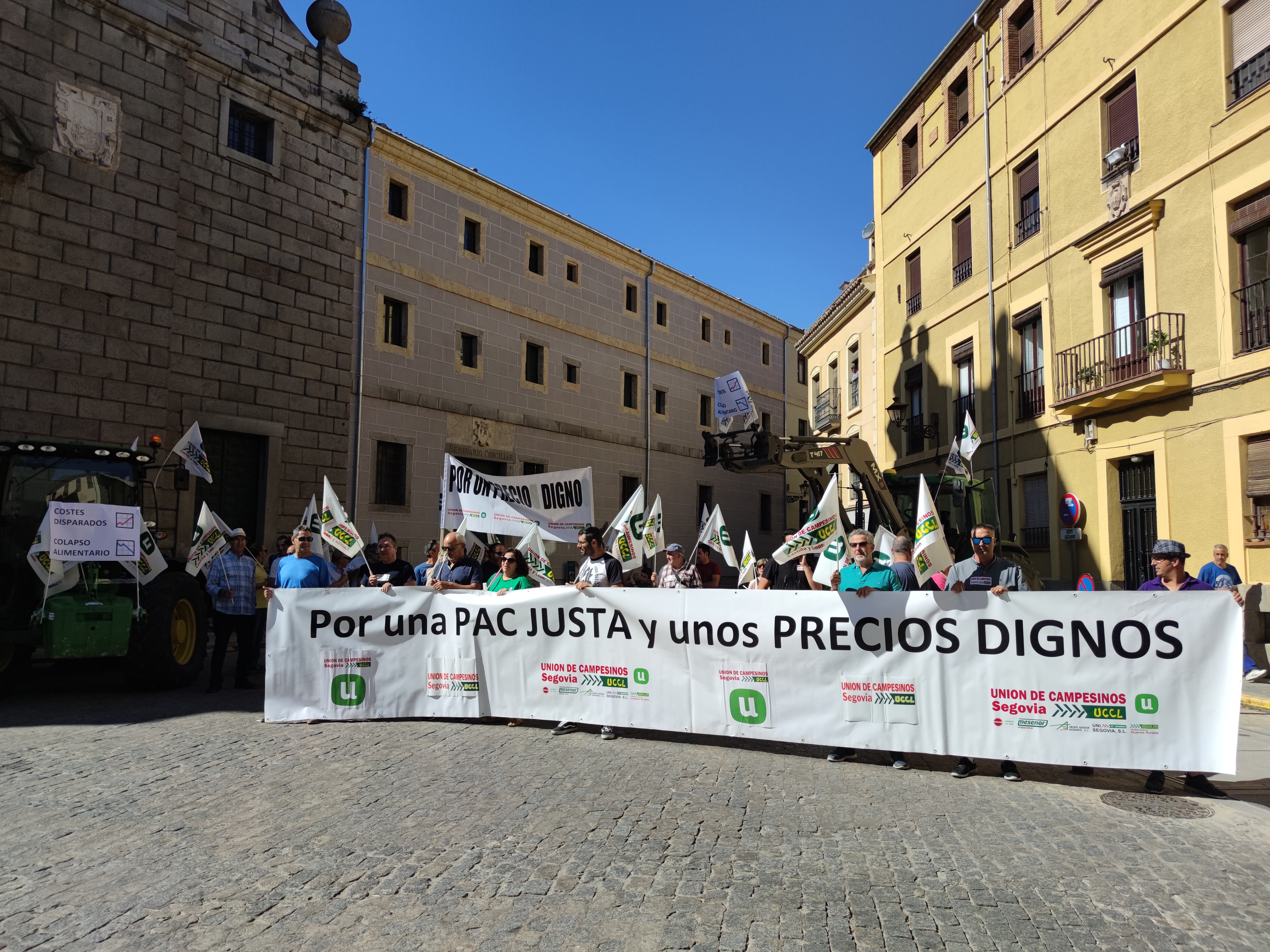 Manifestación convocada por Unión de Campesinos de Segovia-UCCL a las puertas de la subdelegación del Gobierno en Segovia